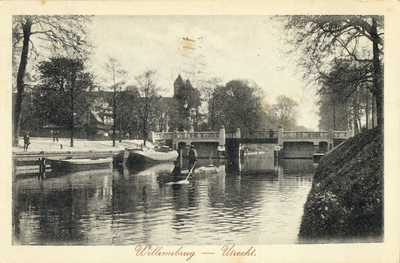 2166 Gezicht op de Stadsbuitengracht te Utrecht met de Willemsbrug uit het noordwesten.